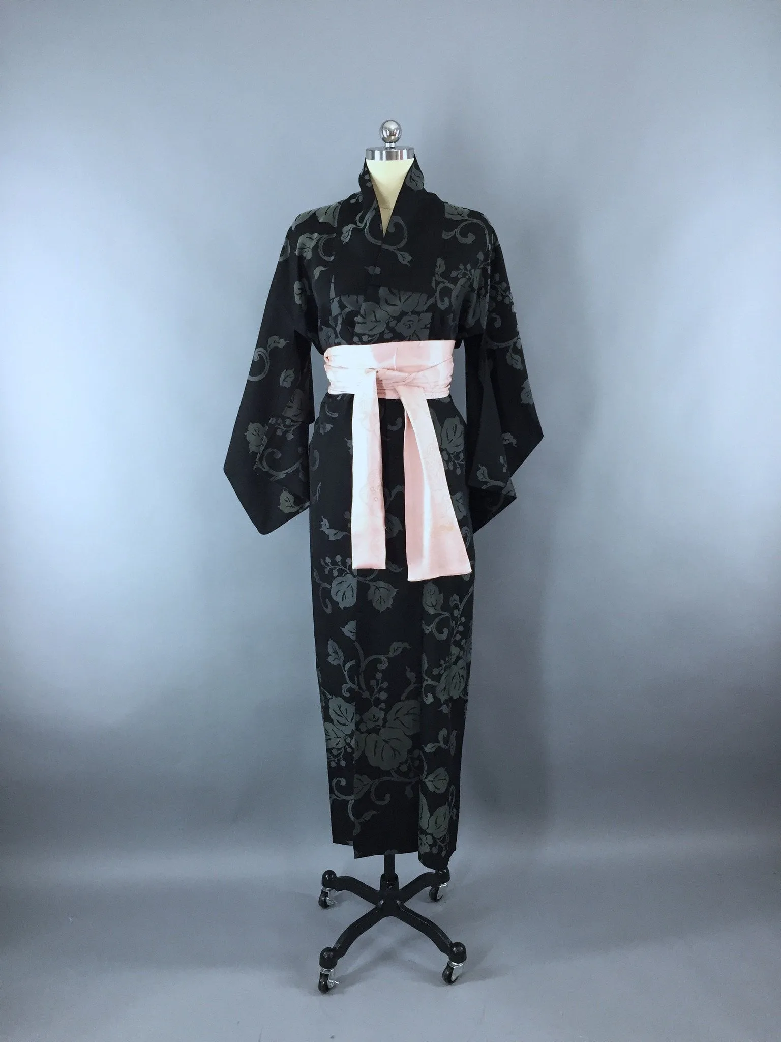 1940s Vintage Kimono Robe in Black & Grey Floral