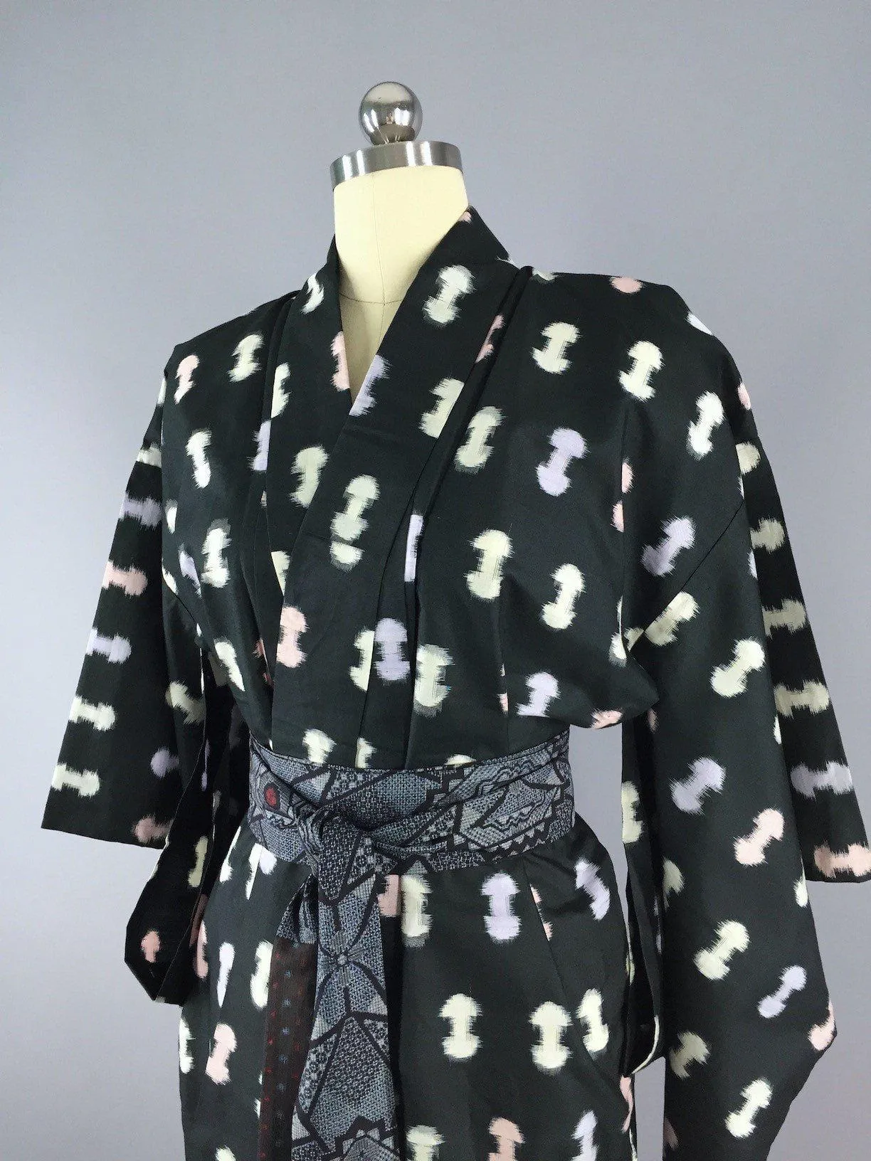 1940s Vintage Silk Kimono Robe / Ikat Black
