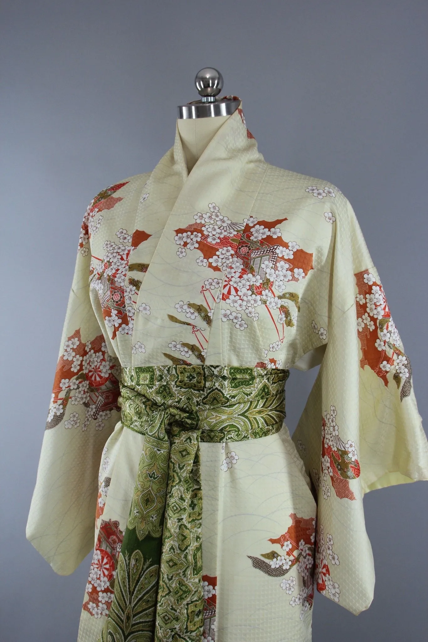 1980s Vintage Silk Kimono Robe in Pale Yellow Floral Print